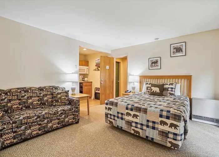 207 Cedarbrook Queen Studio