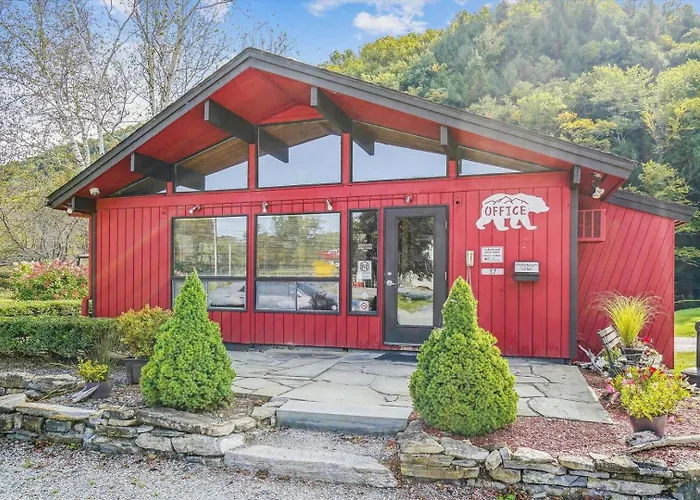 207 Cedarbrook Queen Studio