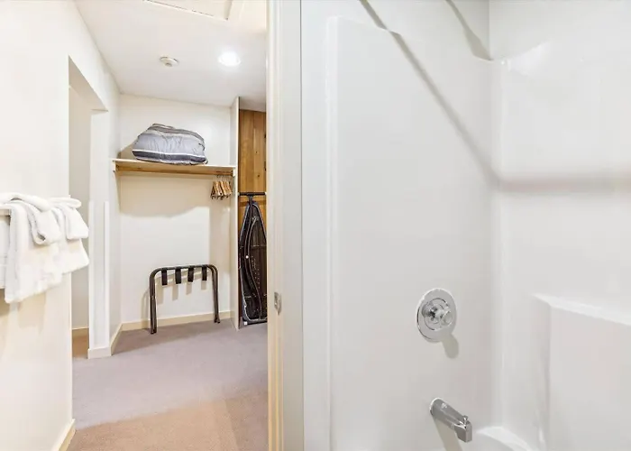 217 Cedarbrook Hotel Room